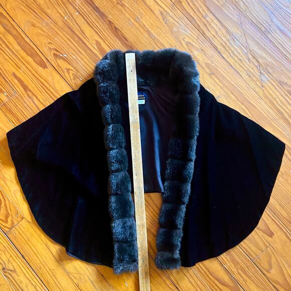 Vintage Black Faux Fur Lined Velvet Cape- Elegant Evening Wrap - Picture 5 of 6